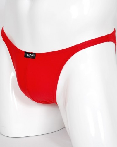 Posing maillot de bain rouge lycra - vue cote