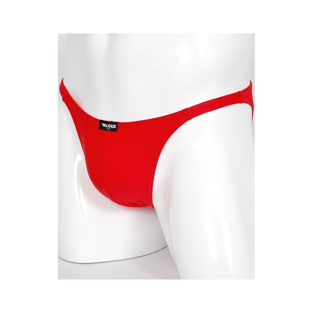 Posing maillot de bain rouge lycra - vue cote