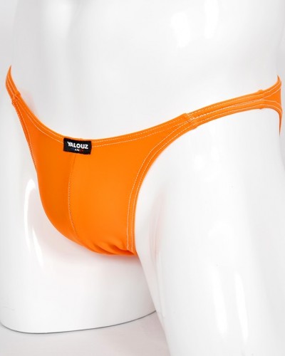 Posing maillot de bain orange lycra - vue cote
